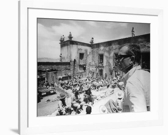 Le realisateur Sam Peckinpah sur le tournage du film La Horde Sauvage THE WILD BUNCH, 1969 (b/w pho-null-Framed Photo