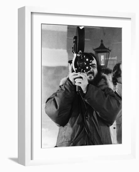 Le realisateur Stanley Kubrick sur le tournage du film Shining, 1980 (d'apres StephenKing) (b/w pho-null-Framed Photo