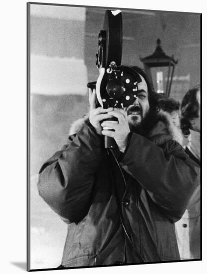 Le realisateur Stanley Kubrick sur le tournage du film Shining, 1980 (d'apres StephenKing) (b/w pho-null-Mounted Photo