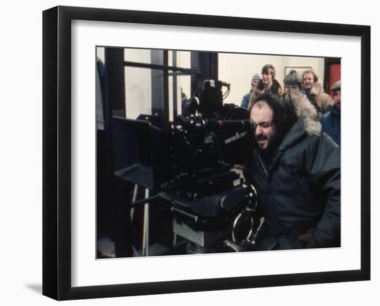 Le realisateur Stanley Kubrick sur le tournage du film Shining, 1980 (d'apres StephenKing) (photo)-null-Framed Photo