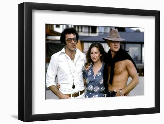 Le realisateur Sydney Pollack, Barbra Streisand and Robert Redford sur le tournage du film Nos plus-null-Framed Photo