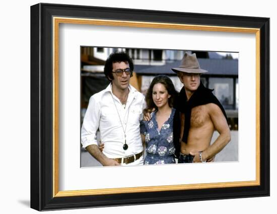 Le realisateur Sydney Pollack, Barbra Streisand and Robert Redford sur le tournage du film Nos plus-null-Framed Photo