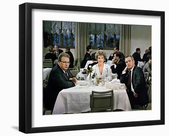 Le Rideau Dechire TORN CURTAIN by Alfred Hitchcock with Julie Andrews and Paul Newman, 1966 (photo)-null-Framed Photo