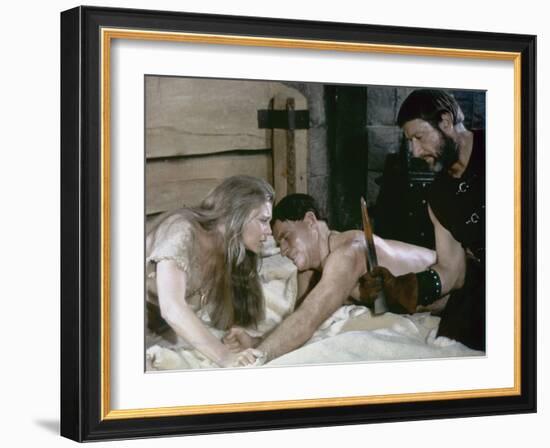 Le Seigneur by la Guerre THE WAR LORD by FranklinSchaffner with Rosemary Forsyth, Charlton Heston a-null-Framed Photo