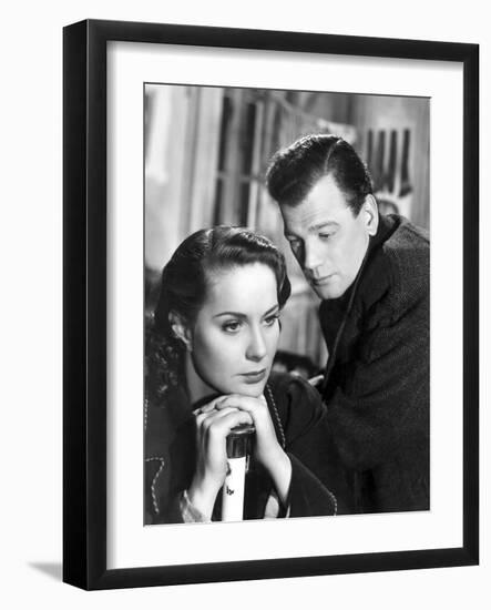 Le Troisieme Homme THE THIRD MAN by Carol Reed with Alida Valli and Joseph Cotten, 1949 (b/w photo)-null-Framed Photo