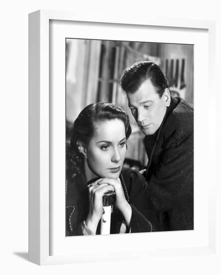 Le Troisieme Homme THE THIRD MAN by Carol Reed with Alida Valli and Joseph Cotten, 1949 (b/w photo)-null-Framed Photo