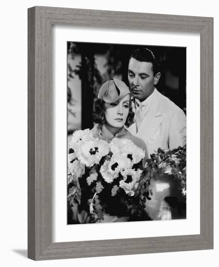 Le Voile des illusions THE PAINTED VEIL by Richard Boleslawski with Greta Garbo and George Brent, 1-null-Framed Photo