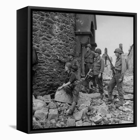 Lee Miller and American Soldiers-David Scherman-Framed Premier Image Canvas