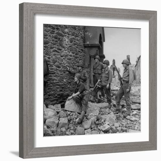 Lee Miller and American Soldiers-David Scherman-Framed Premium Photographic Print