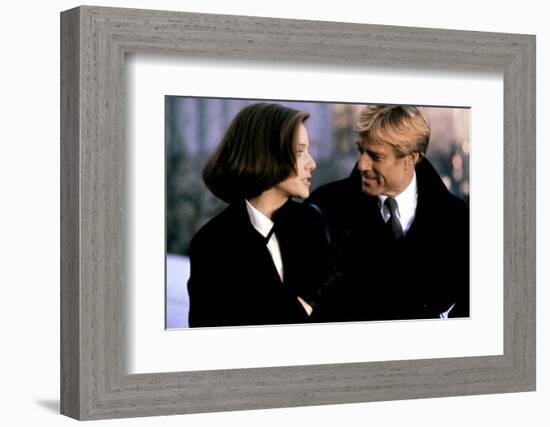 LEGAL EAGLES, 1986 directed by IVAN REITMAN Debra Winger and Robert Redford (photo)-null-Framed Photo