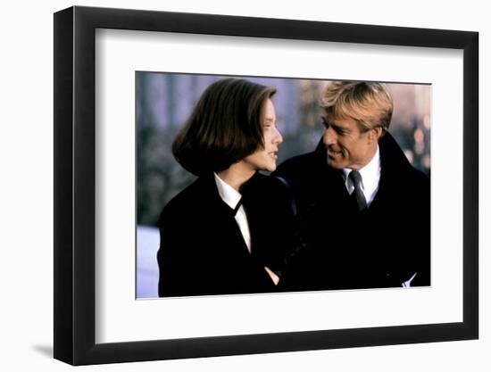 LEGAL EAGLES, 1986 directed by IVAN REITMAN Debra Winger and Robert Redford (photo)-null-Framed Photo