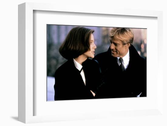 LEGAL EAGLES, 1986 directed by IVAN REITMAN Debra Winger and Robert Redford (photo)-null-Framed Photo