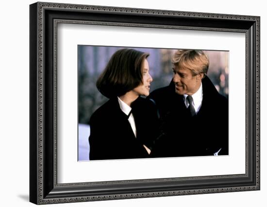 LEGAL EAGLES, 1986 directed by IVAN REITMAN Debra Winger and Robert Redford (photo)-null-Framed Photo