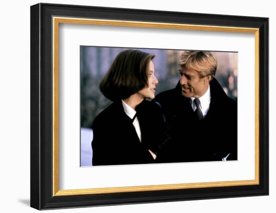 LEGAL EAGLES, 1986 directed by IVAN REITMAN Debra Winger and Robert Redford (photo)-null-Framed Photo