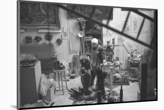 Leon Underwood in his studio with 'Phoenix for Europe', 1969-null-Mounted Photographic Print