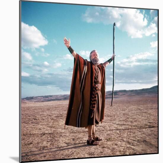 Les Dix Commandements THE TEN COMMANDMENTS by CecilBDeMille with Charlton Heston, 1956 (photo)-null-Mounted Photo