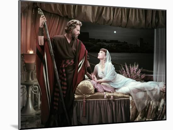 Les Dix Commandements THE TEN COMMANDMENTS by CecilBDeMille with Charlton Heston and Anne Baxter, 1-null-Mounted Photo