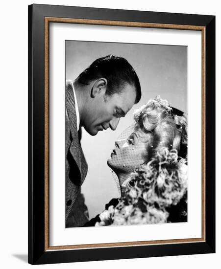 Les Ecumeurs THE SPOILERS by Ray Enright with John Wayne and Marlene Dietrich, 1942 (b/w photo)-null-Framed Photo