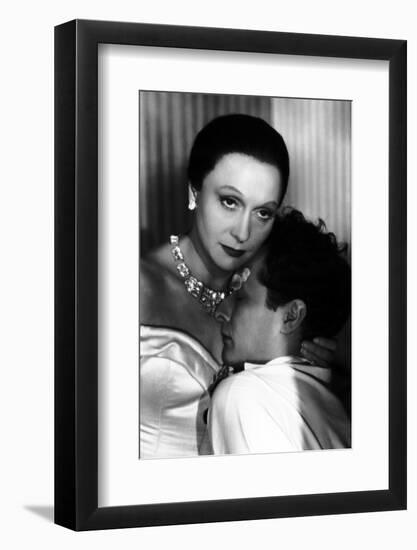 LES ENFANTS DU PARADIS directed by MarcelCarne with Arletty and Jean-Louis Barrault, 1944 (b/w phot-null-Framed Photo
