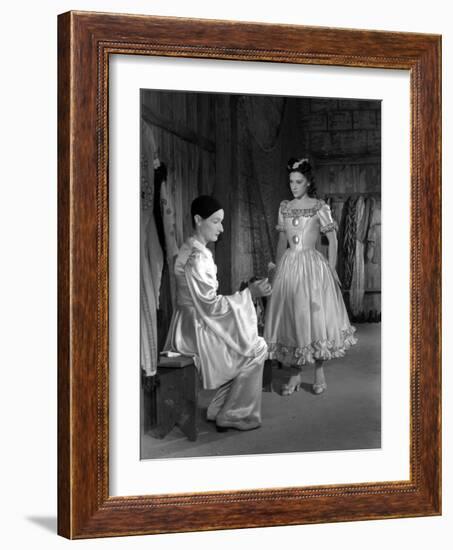 LES ENFANTS DU PARADIS directed by MarcelCarne with Jean-Louis Barrault and Maria Casares, 1944 (b/-null-Framed Photo