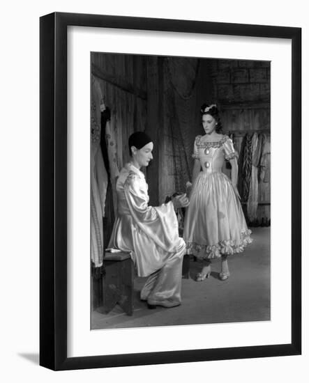 LES ENFANTS DU PARADIS directed by MarcelCarne with Jean-Louis Barrault and Maria Casares, 1944 (b/-null-Framed Photo