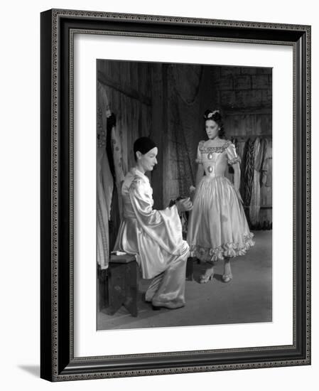 LES ENFANTS DU PARADIS directed by MarcelCarne with Jean-Louis Barrault and Maria Casares, 1944 (b/-null-Framed Photo