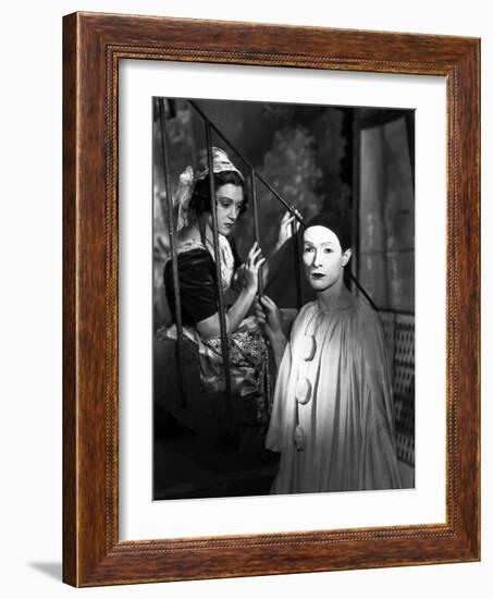 LES ENFANTS DU PARADIS directed by MarcelCarne with Maria Casares and Jean-Louis Barrault, 1944 (b/-null-Framed Photo