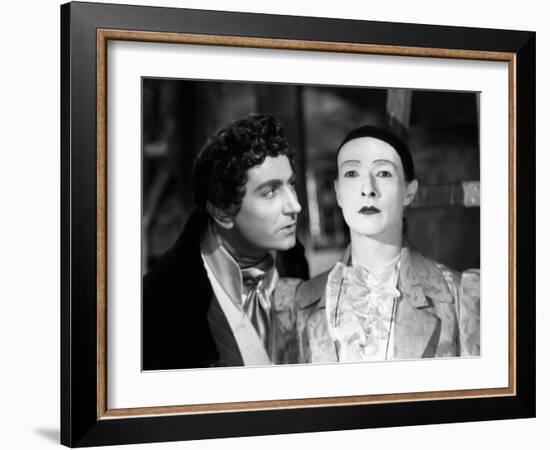 LES ENFANTS DU PARADIS directed by MarcelCarne with Pierre Brasseur and Jean-Louis Barrault, 1944 (-null-Framed Photo