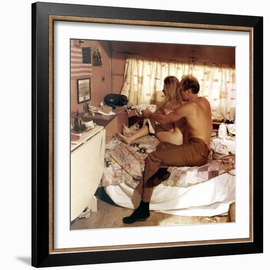 Les Gens by la pluie THE RAIN PEOPLE by Francis Ford Coppola with Shirley Knight and Robert Duvall,-null-Framed Photo