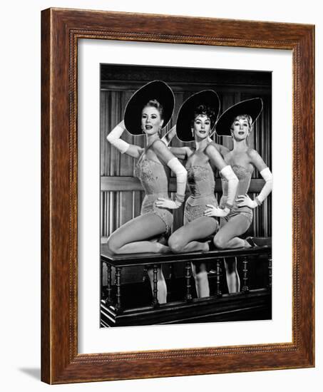 Les Girls, De George Cukor Avec Mitzi Gaynor, Kay Kendall, Taina Elg, 1957-null-Framed Photo