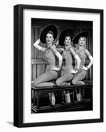 Les Girls, De George Cukor Avec Mitzi Gaynor, Kay Kendall, Taina Elg, 1957-null-Framed Photo