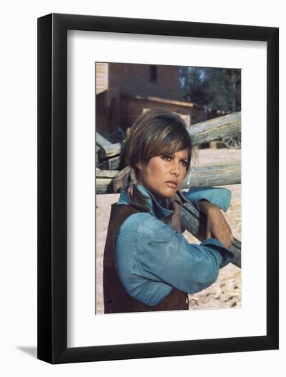 LES PETROLEUSE, 1971 directed by CHRISTIAN-JAQUE Claudia Cardinale (photo)-null-Framed Photo