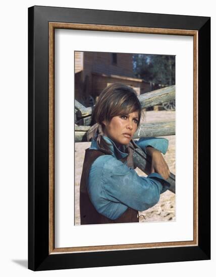 LES PETROLEUSE, 1971 directed by CHRISTIAN-JAQUE Claudia Cardinale (photo)-null-Framed Photo