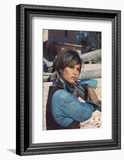 LES PETROLEUSE, 1971 directed by CHRISTIAN-JAQUE Claudia Cardinale (photo)-null-Framed Photo