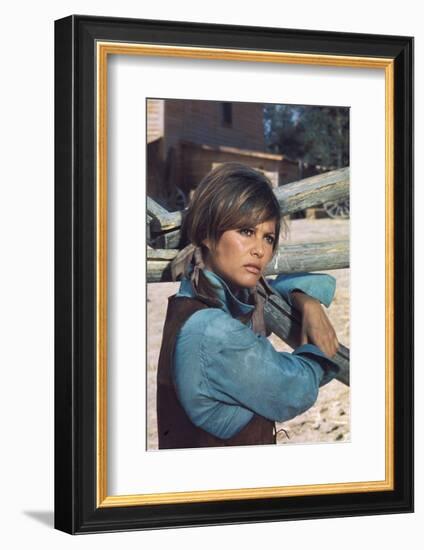 LES PETROLEUSE, 1971 directed by CHRISTIAN-JAQUE Claudia Cardinale (photo)-null-Framed Photo