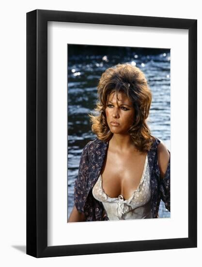 LES PETROLEUSE, 1971 directed by CHRISTIAN-JAQUE Claudia Cardinale (photo)-null-Framed Photo