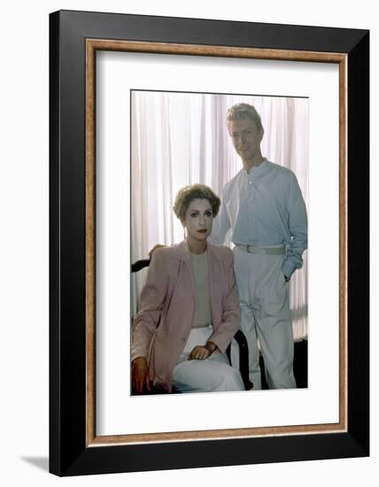 Les predateurs HUNGER by Tony Scott with David Bowie and Catherine Deneuve, 1983 (photo)-null-Framed Photo