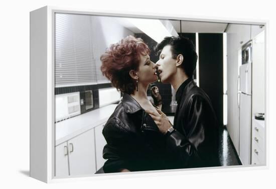 Les predateurs THE HUNGER by Tony Scott with Ann Magnuson and David Bowie, 1983 (photo)-null-Framed Stretched Canvas