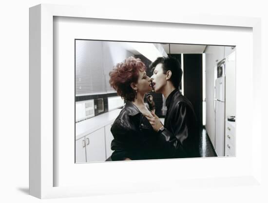 Les predateurs THE HUNGER by Tony Scott with Ann Magnuson and David Bowie, 1983 (photo)-null-Framed Photo