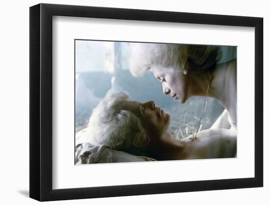 Les Predateurs The Hunger by Tony Scott with David Bowie, Catherine Deneuve, 1983 (photo)-null-Framed Photo