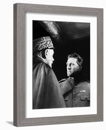 Les Sentiers by la gloire Paths of Glory by Stanley Kubrik with George Macready, Kirk Douglas, 1957-null-Framed Photo