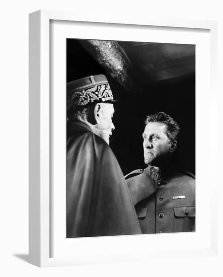 Les Sentiers by la gloire Paths of Glory by Stanley Kubrik with George Macready, Kirk Douglas, 1957-null-Framed Photo