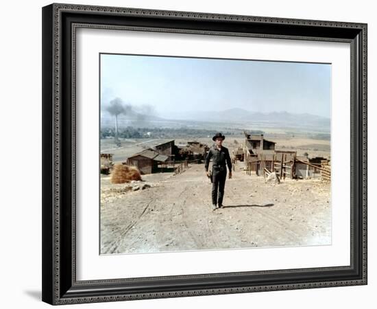 Les sept Mercenaires The MAGNIFICENT SEVEN by John Sturges with Yul Brynner, 1960 (photo)-null-Framed Photo