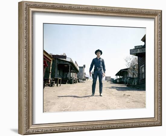 Les sept Mercenaires The MAGNIFICENT SEVEN by John Sturges with Yul Brynner, 1960 (photo)-null-Framed Photo