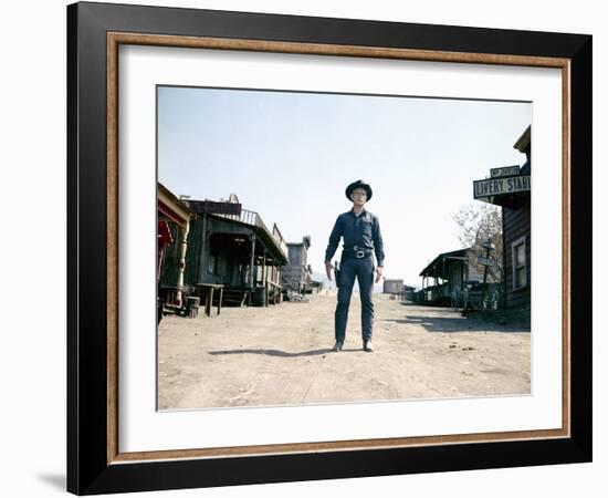 Les sept Mercenaires The MAGNIFICENT SEVEN by John Sturges with Yul Brynner, 1960 (photo)-null-Framed Photo