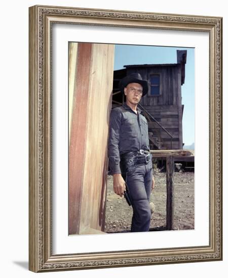 Les Sept Mercenaires The MAGNIFICENT SEVEN by JohnSturges with Yul Brynner, 1960 (photo)-null-Framed Photo
