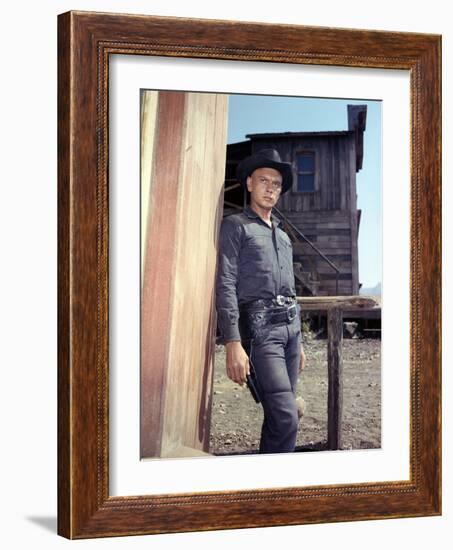 Les Sept Mercenaires The MAGNIFICENT SEVEN by JohnSturges with Yul Brynner, 1960 (photo)-null-Framed Photo