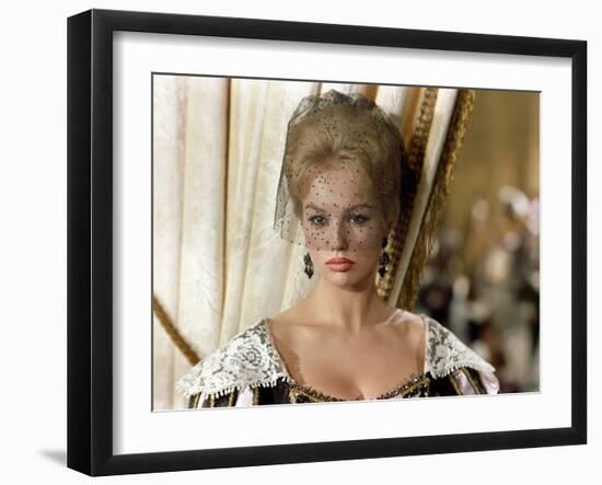 LES TROIS MOUSQUETAIRES, 1961 directed by BERNARD BORDERIE Mylene Demongeot (photo)-null-Framed Photo