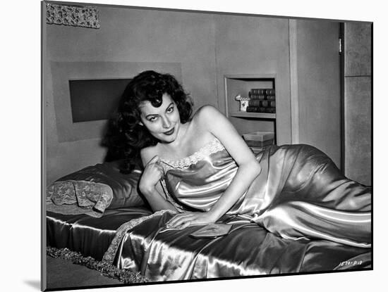Les tueurs The killers A Man Alone by Robert Siodmak with Ava Gardner, 1946 (d'apres Ernest Hemingw-null-Mounted Photo
