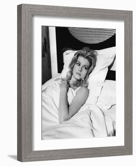 LES VACANCES PORTUGAISES, 1963 directed by PIERRE KAST Catherine Deneuve (b/w photo)-null-Framed Photo